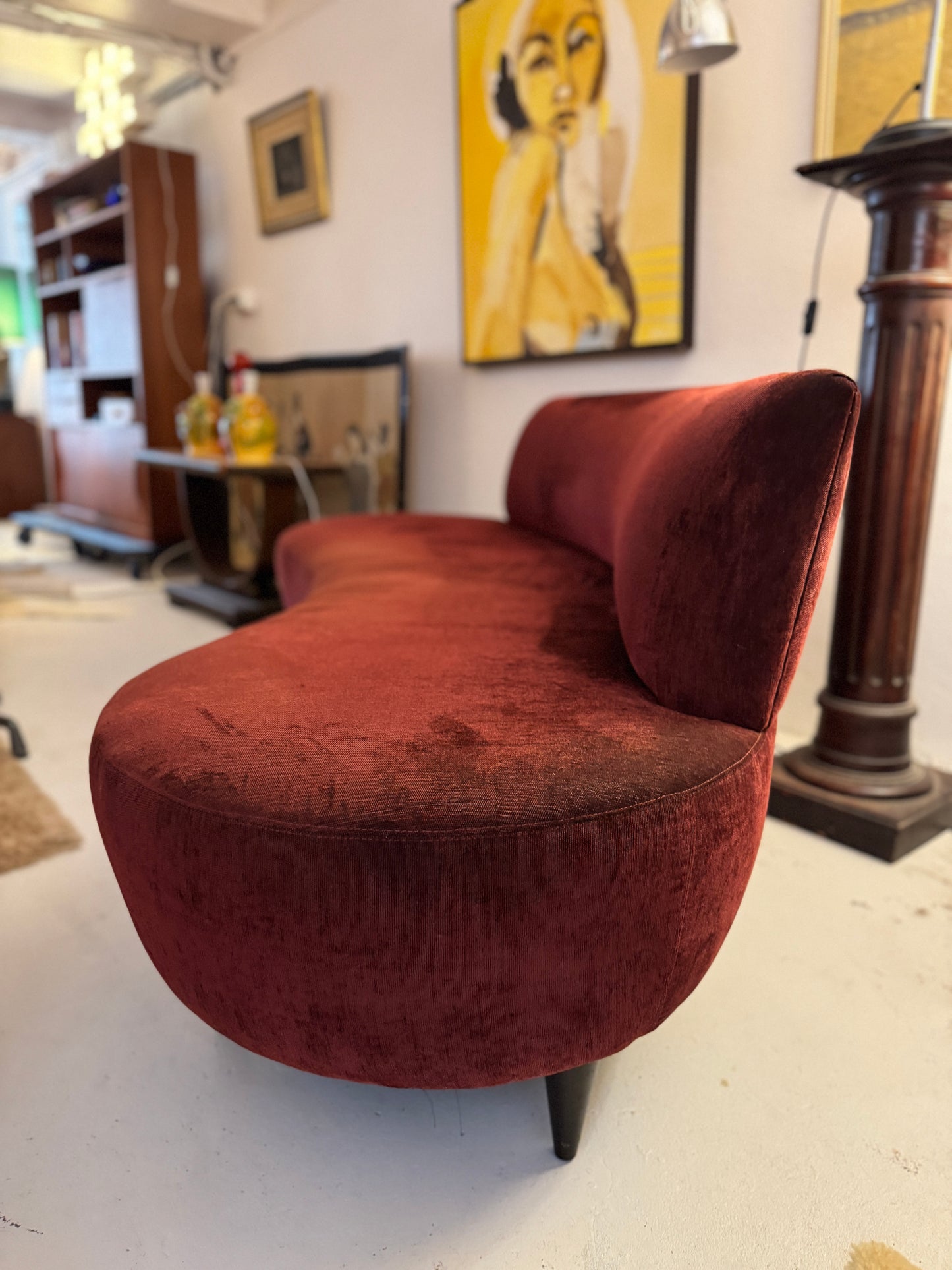 Sculptural Curved Velvet Lounge – 1990s Design Classic