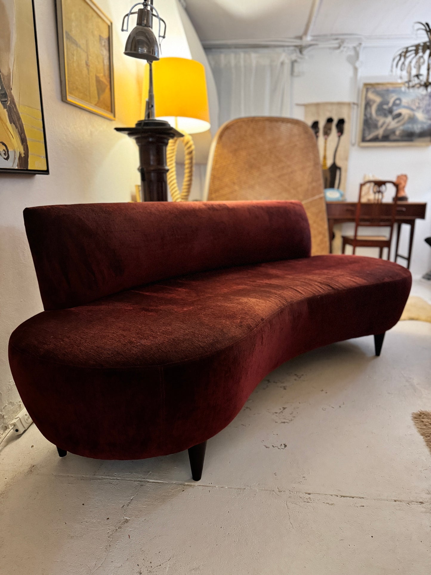 Sculptural Curved Velvet Lounge – 1990s Design Classic