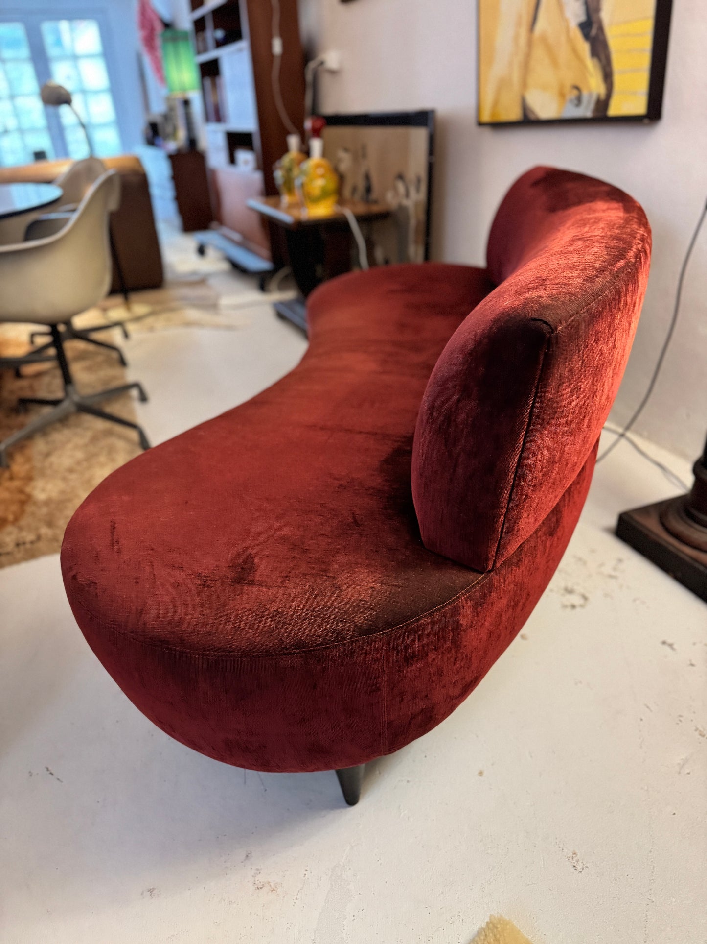Sculptural Curved Velvet Lounge – 1990s Design Classic