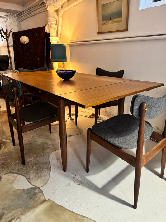 Chiswell extendable dining table