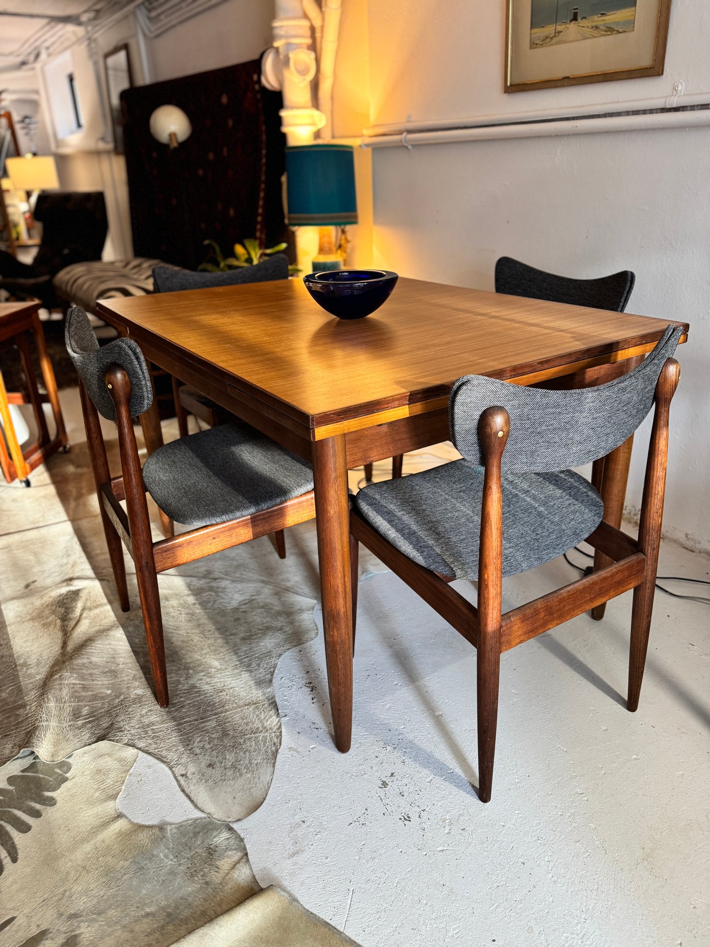 Chiswell extendable dining table