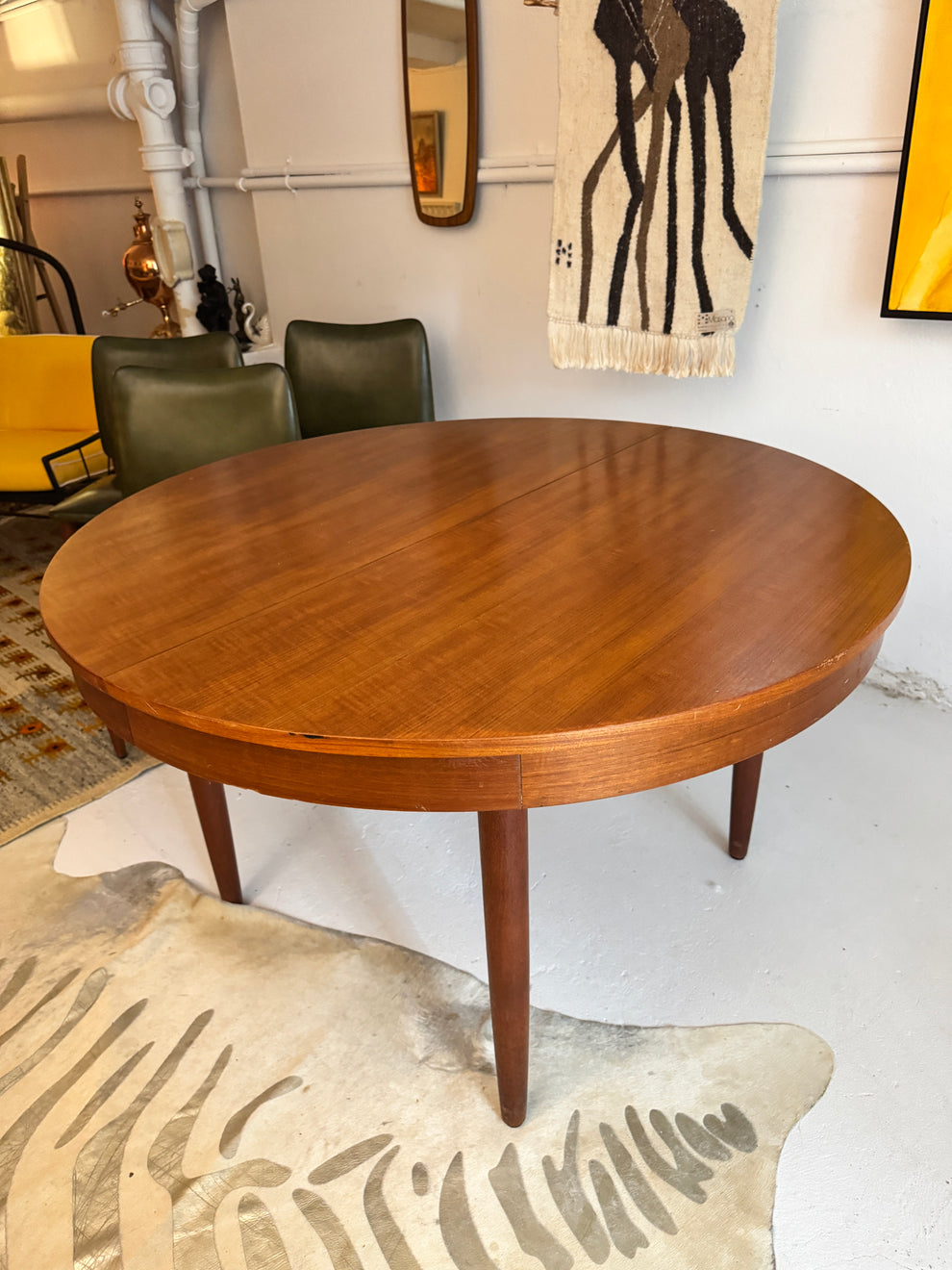 Chiswell extension dining table, 1970s – Two girls and a container