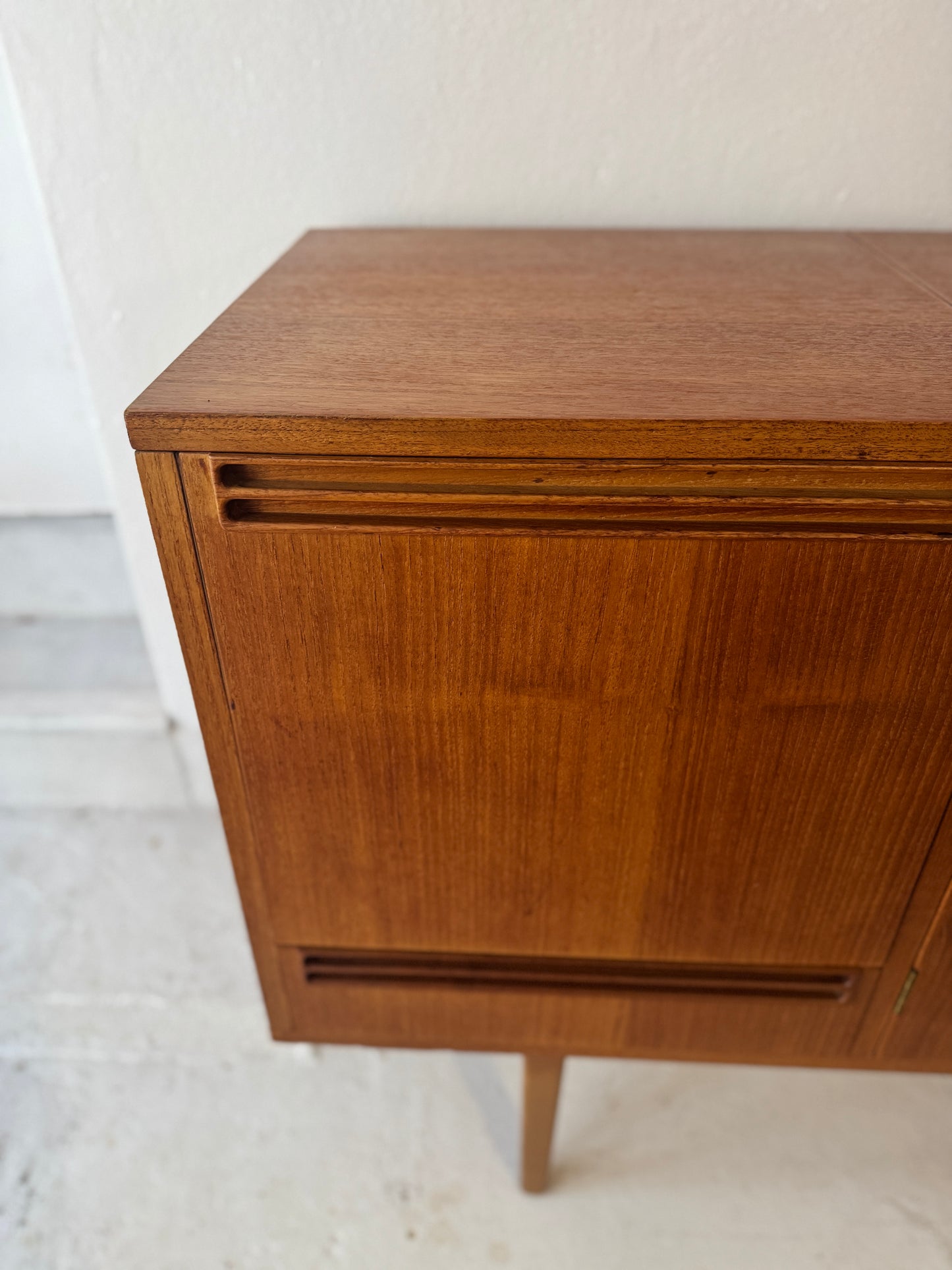 Wrightbilt Mid-Century Sideboard with Flip-Top Cocktail Cabinet, 1960s